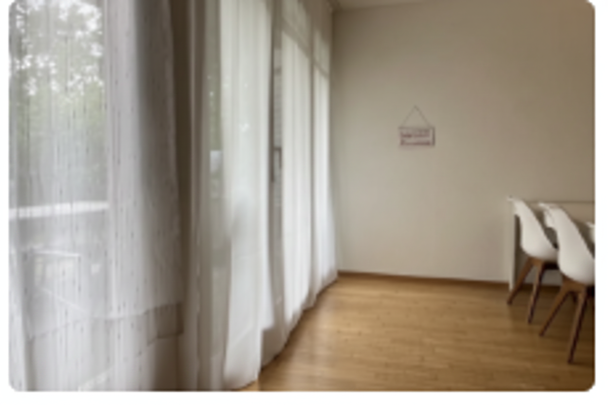 Transparenter Vorhang – Raumsituation mit Stühlen