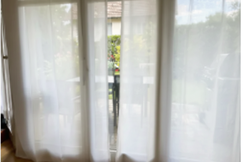 Transparenter Vorhang – sauber zugeschnitten