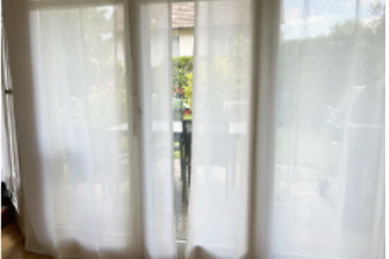 Transparenter Vorhang – sauber zugeschnitten
